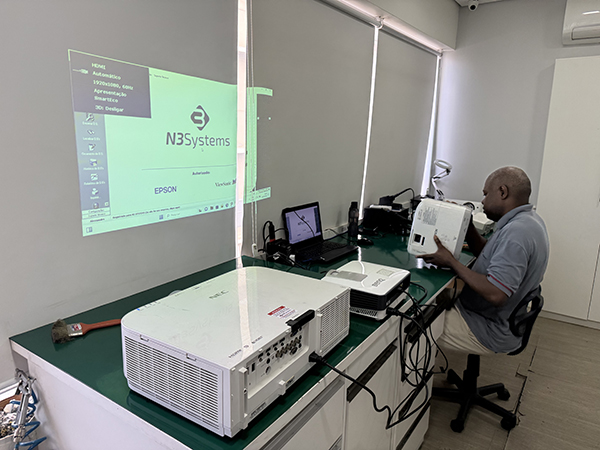 Loja de Projetor em SP Testando Equipamento